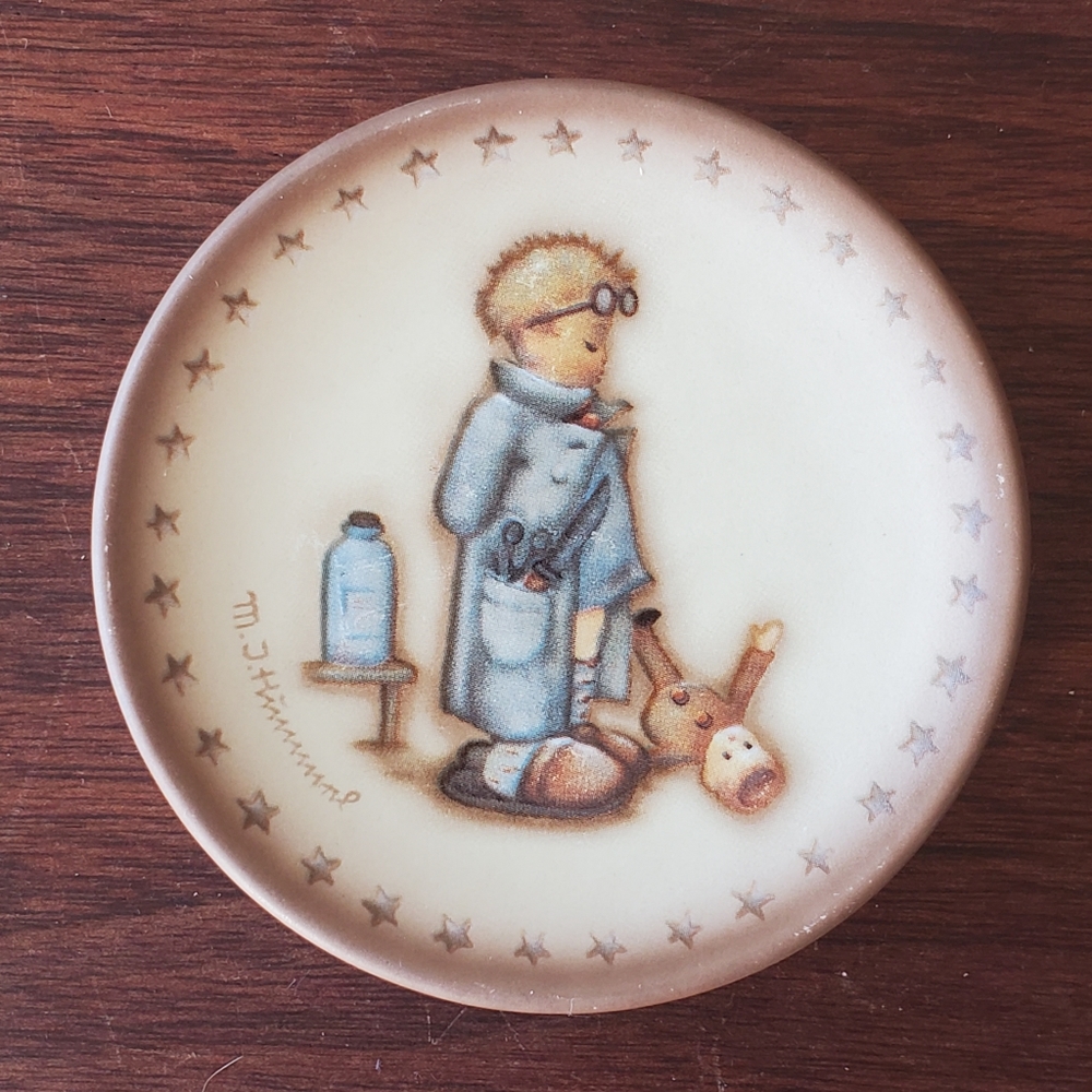 Goebel Hummel  "DOCTOR BOY MINI PLATE" HUM 994 Collector's Editon #24